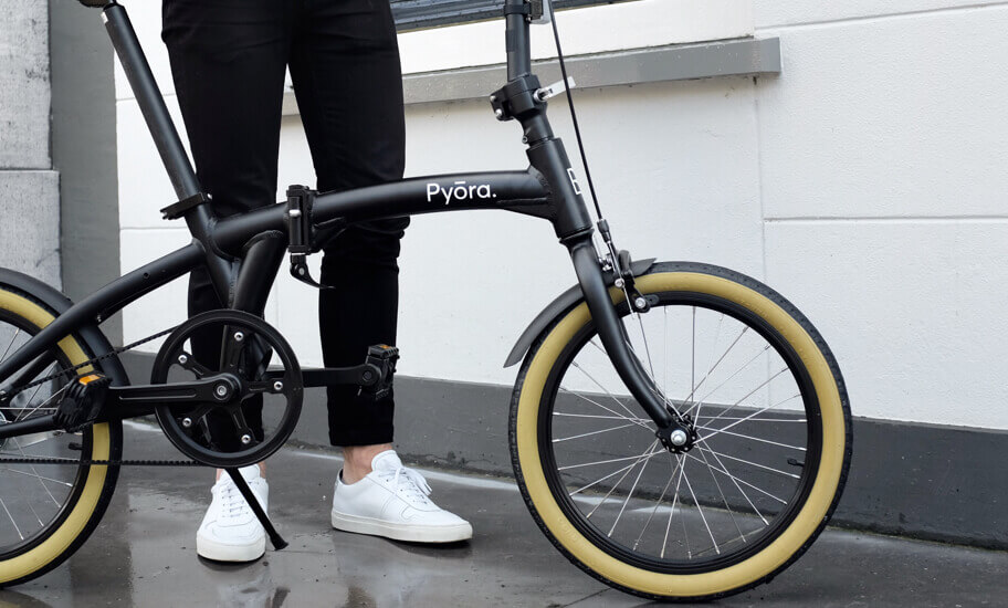 Pyora bike in rainy city
